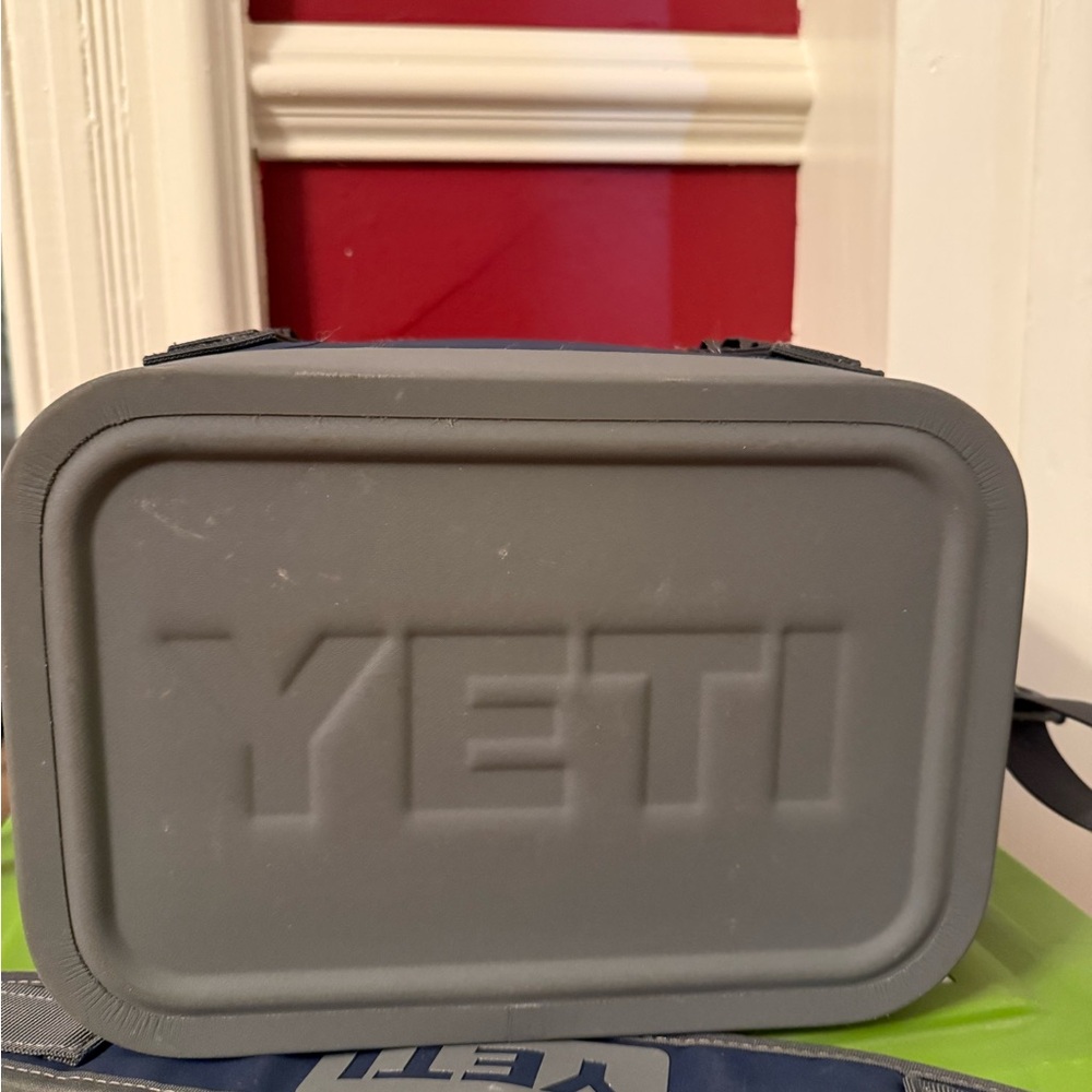 YETI Hopper 8 cooler - Picture 5 of 7